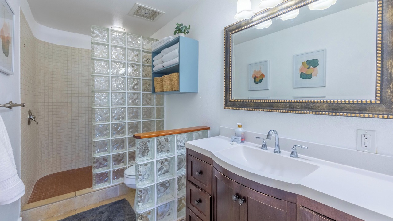 Photo of Bathroom in Kahaluu Bay