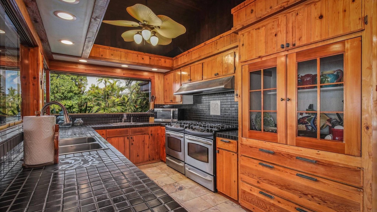 Photo of Kitchen in Kahaluu-Keauhou
