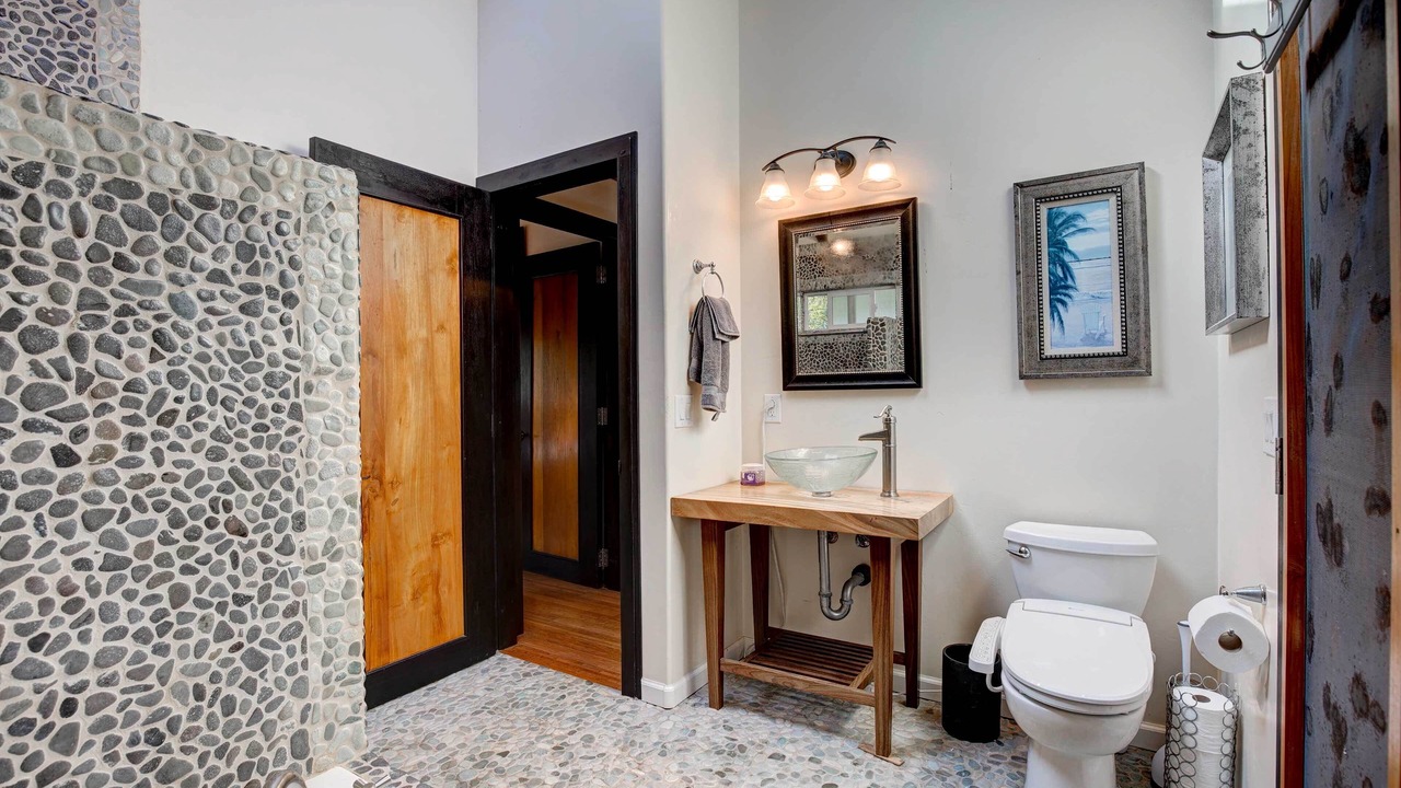 Photo of Bathroom in Kalaoa
