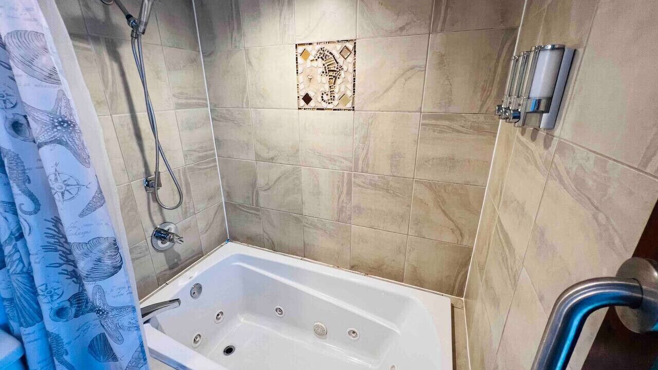 Photo of Bathroom in Arcadian Shores