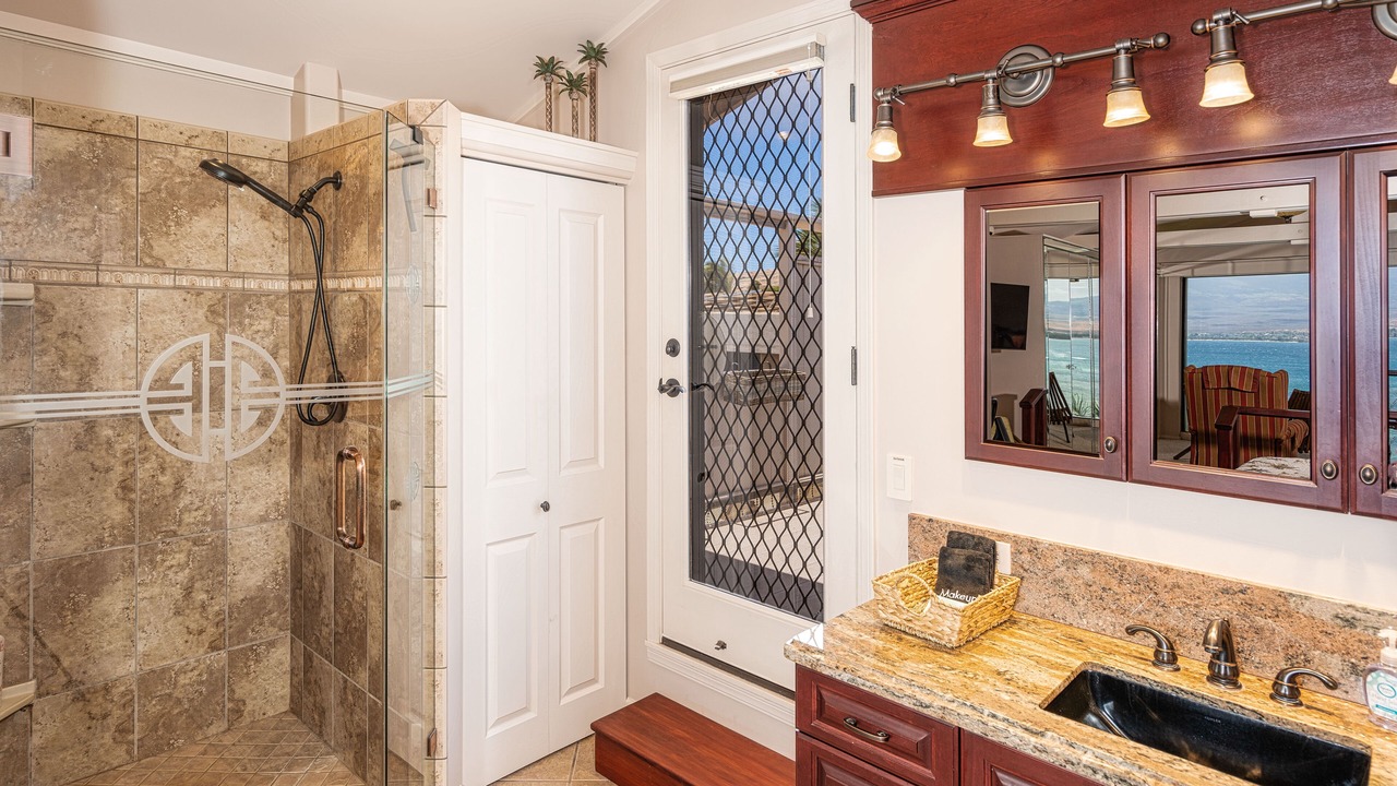Photo of Bathroom in Maalaea