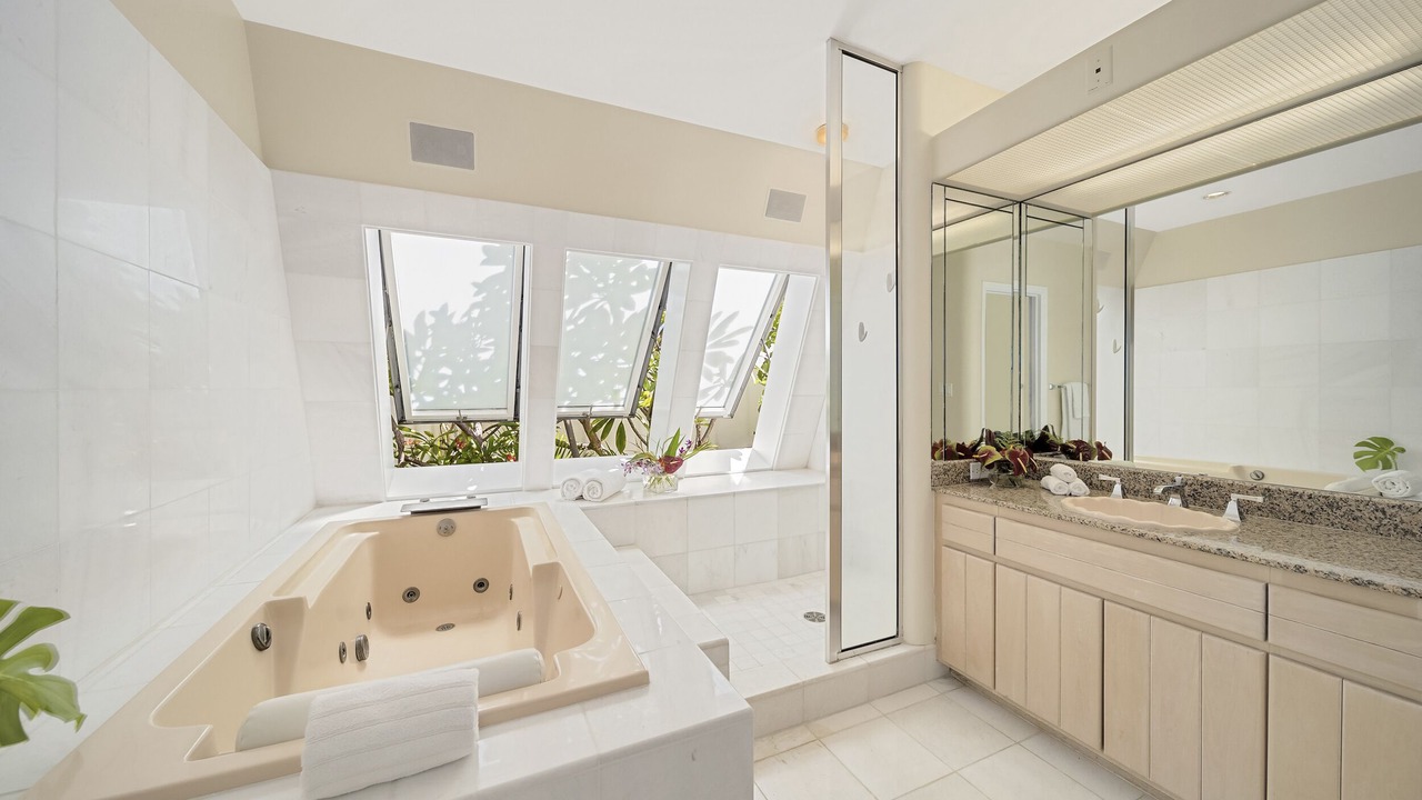 Photo of Bathroom in Diamond Head - Kapahulu - St. Louis