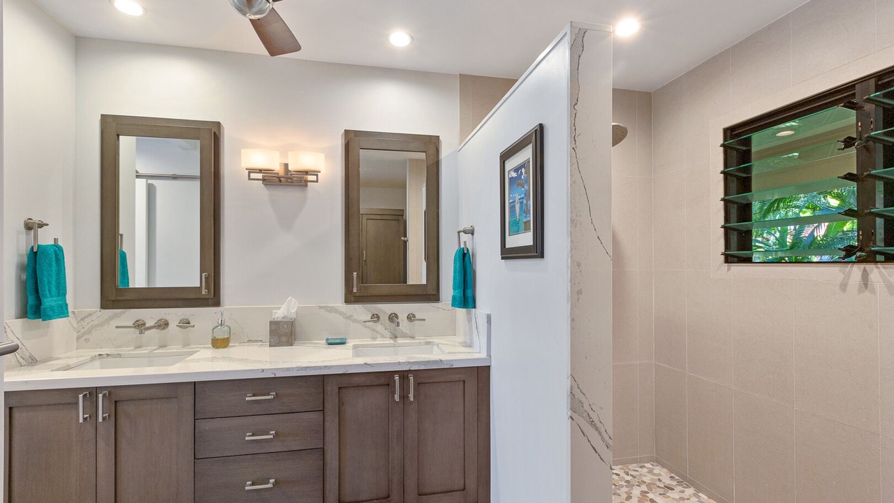 Photo of Bathroom in Downtown Lahaina