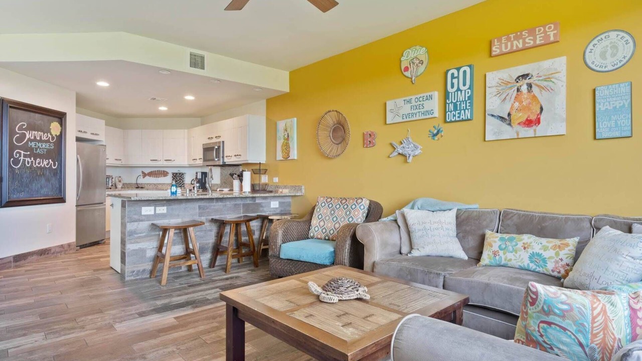 Photo of Livingroom in Kahaluu Bay