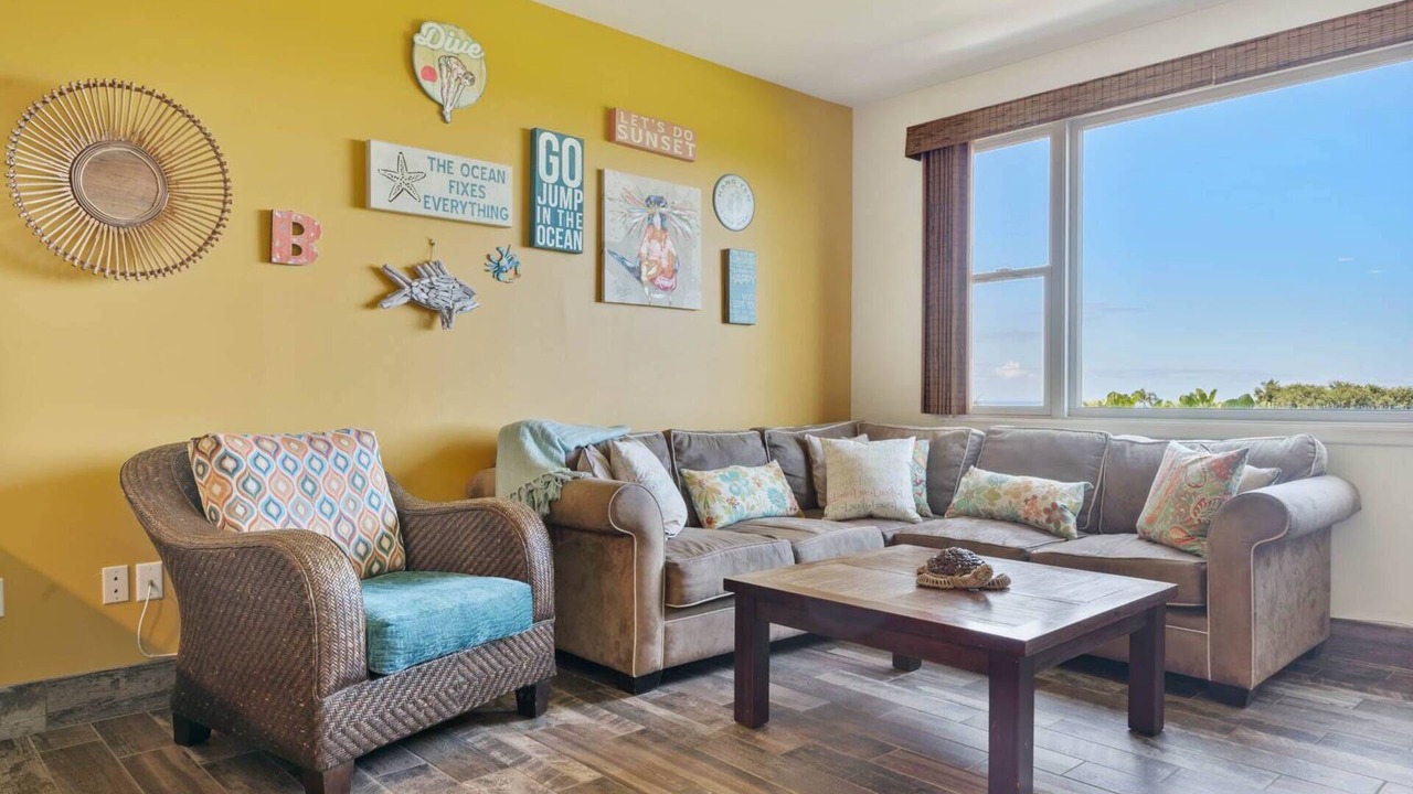 Photo of Livingroom in Kahaluu Bay