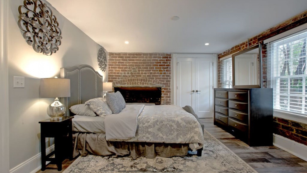 Photo of Bedroom in Historic District - North