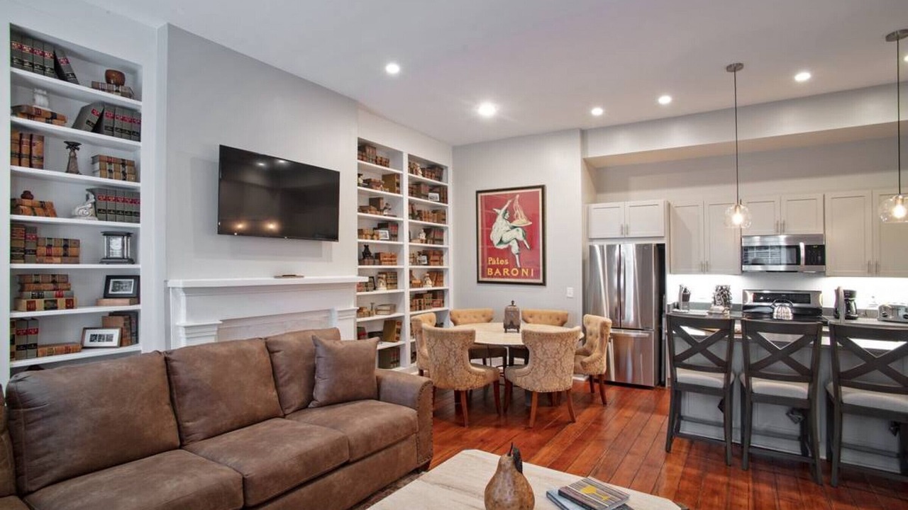 Photo of Livingroom in Historic District - North