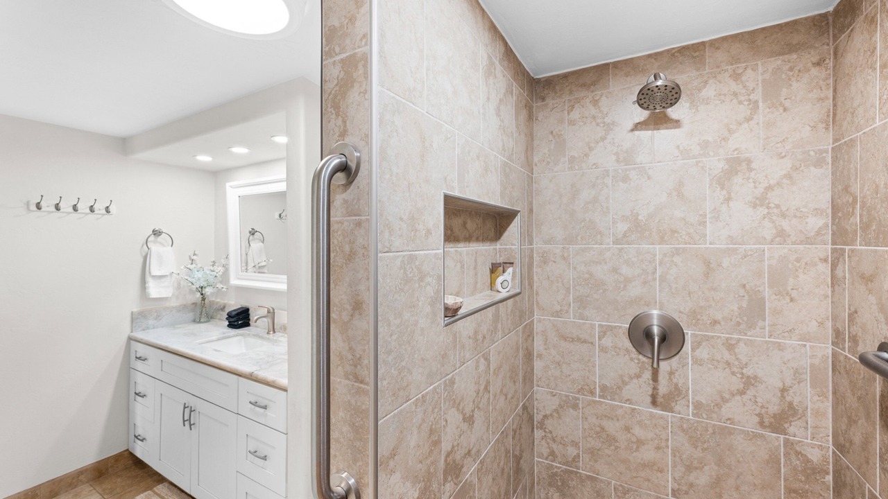Photo of Bathroom in Historic Lahaina Front Street