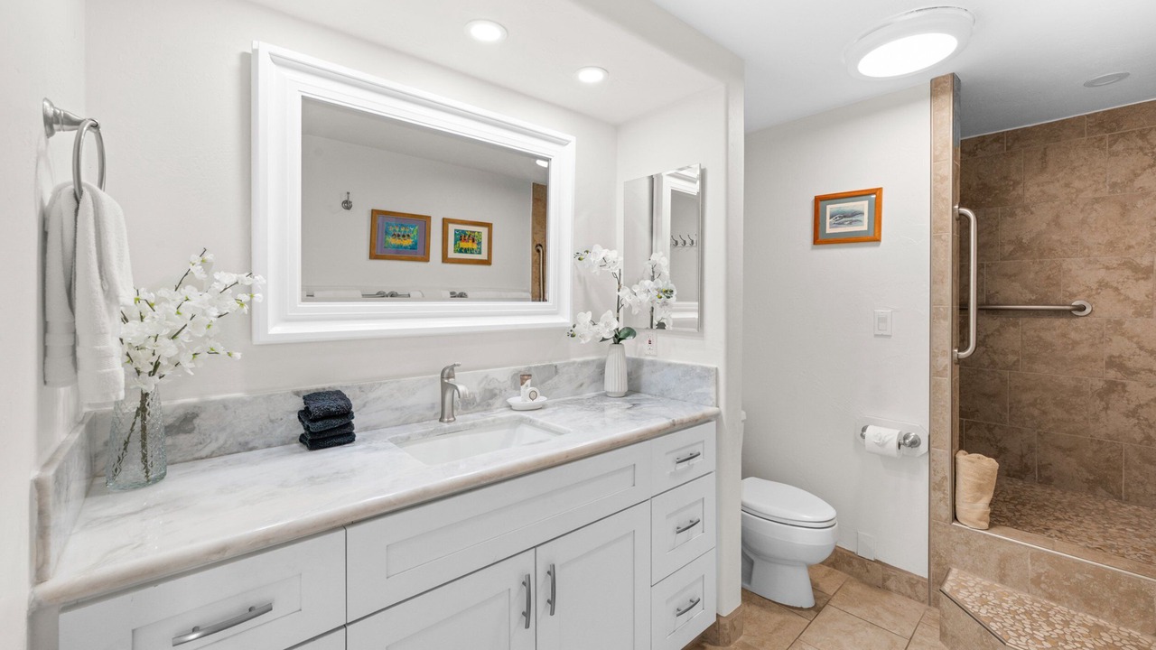 Photo of Bathroom in Historic Lahaina Front Street