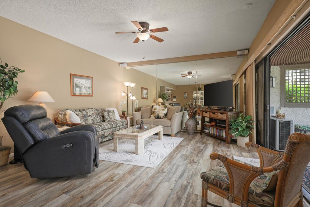 Photo of Livingroom in Kahaluu-Keauhou