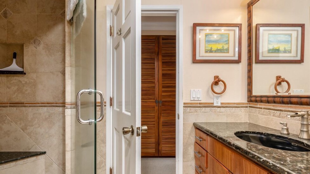 Photo of Bathroom in Kahaluu Bay