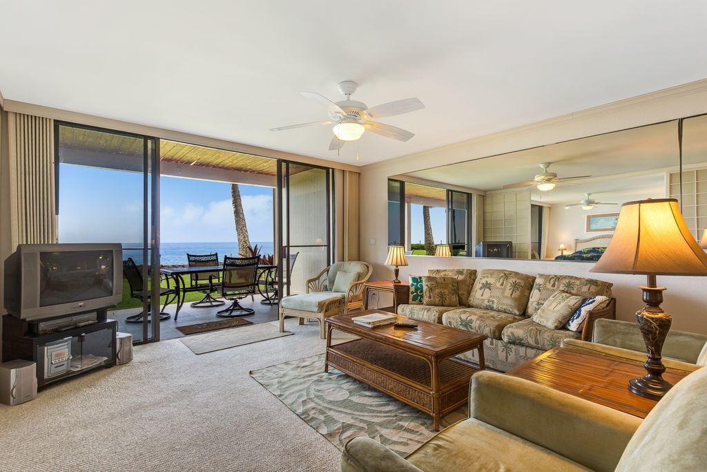 Photo of Livingroom in Kahaluu Bay