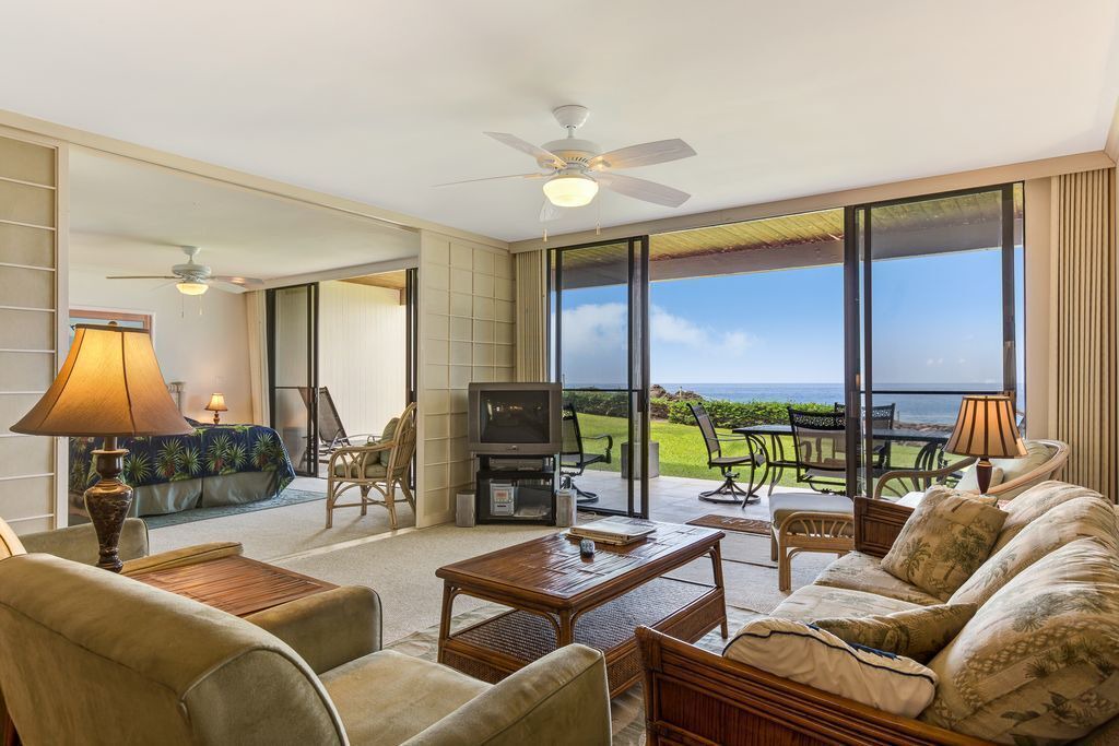Photo of Livingroom in Kahaluu Bay