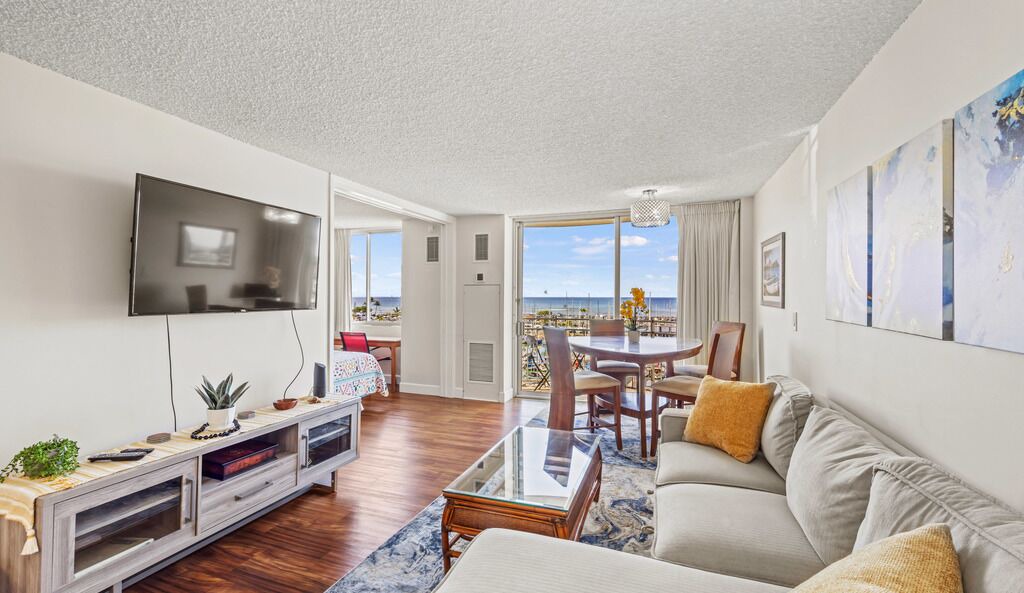 Photo of Livingroom in Waikiki