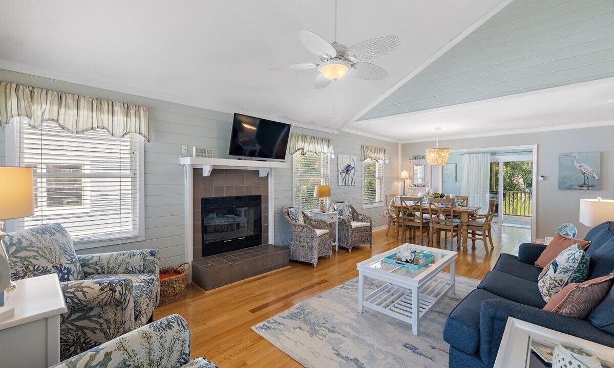 Photo of Livingroom in Pelican Bay