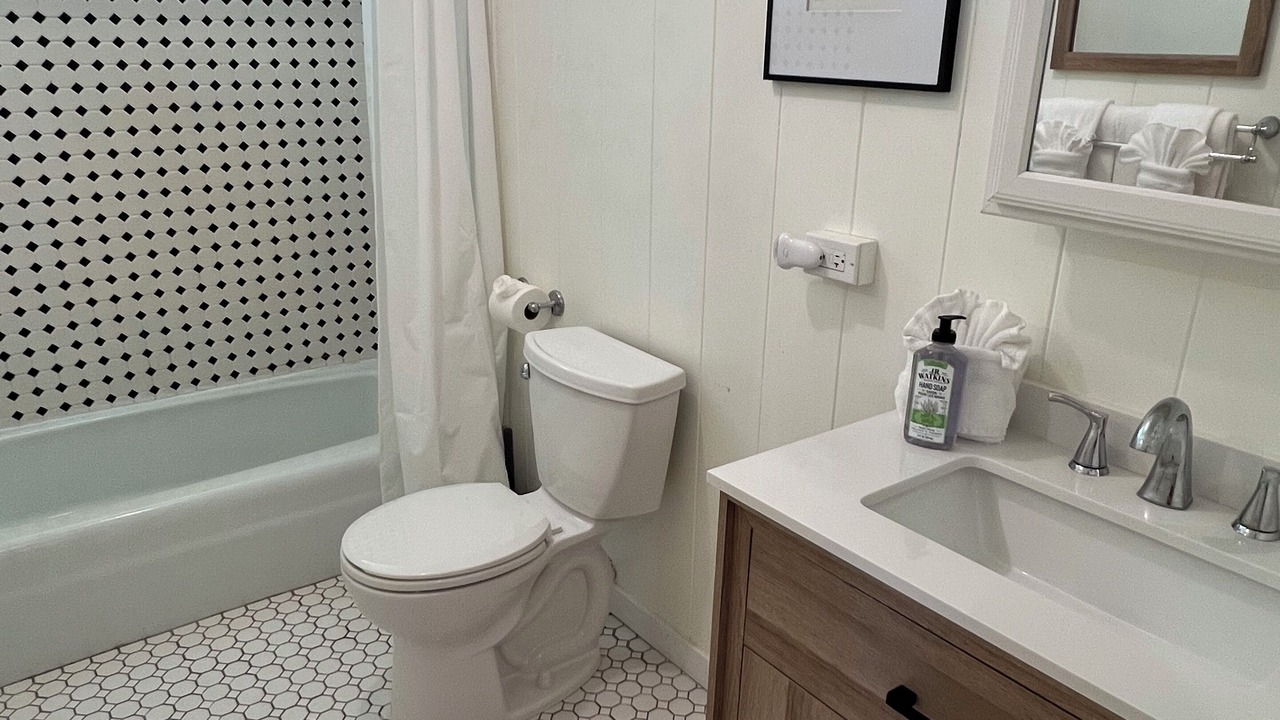 Photo of Bathroom in Haiku