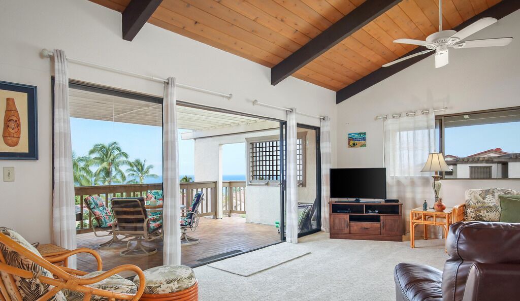 Photo of Livingroom in Kahaluu-Keauhou