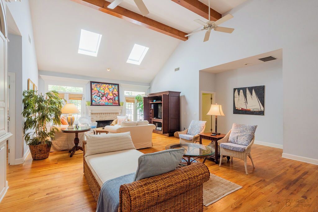 Photo of Livingroom in North Forest Beach