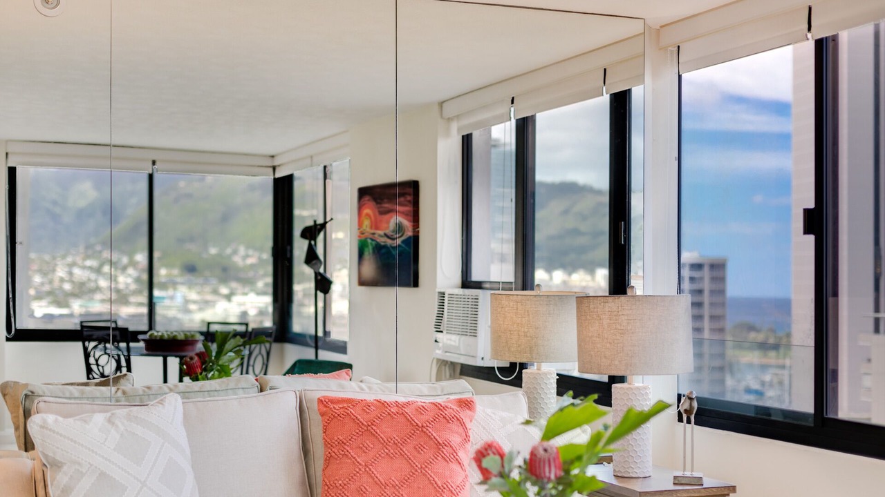 Photo of Livingroom in Waikiki