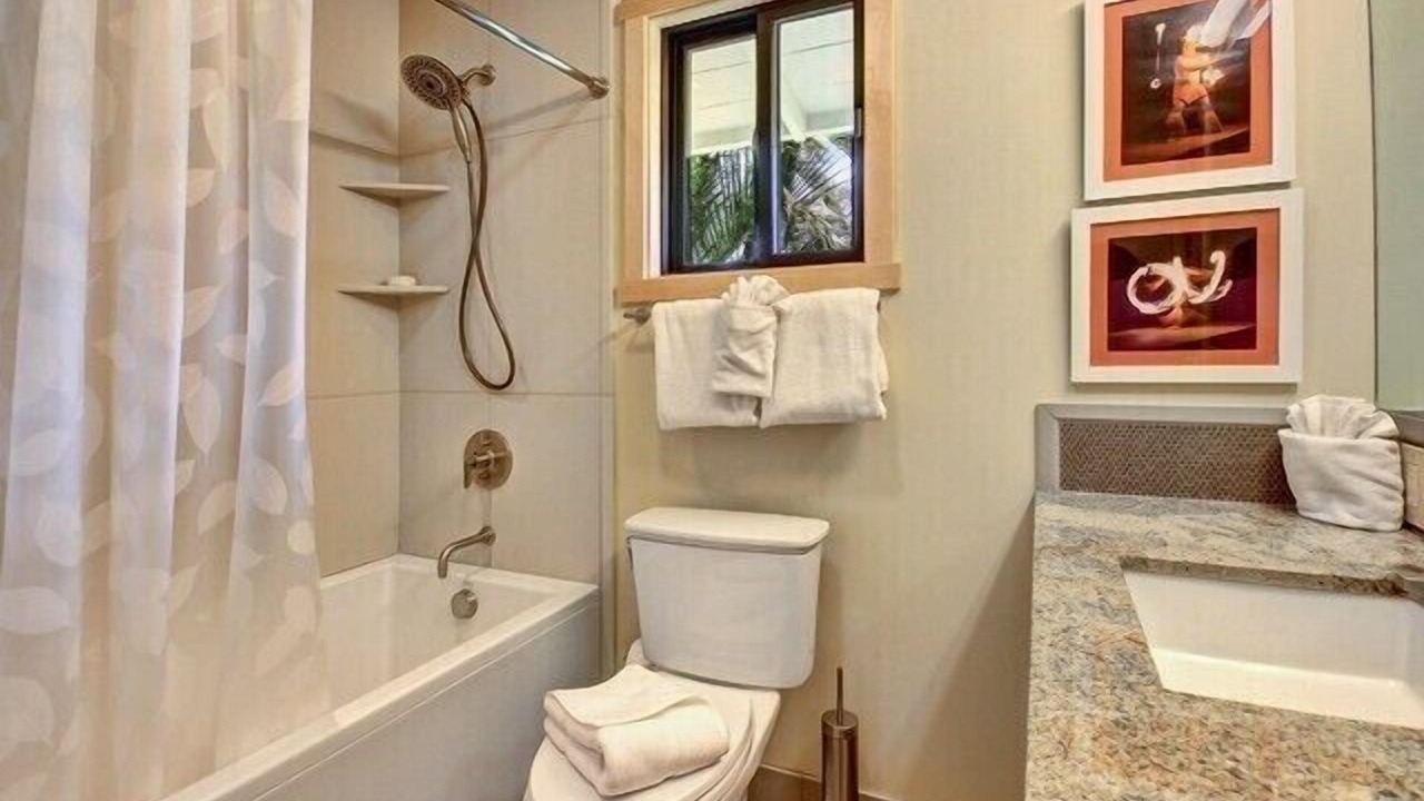 Photo of Bathroom in Downtown Lahaina