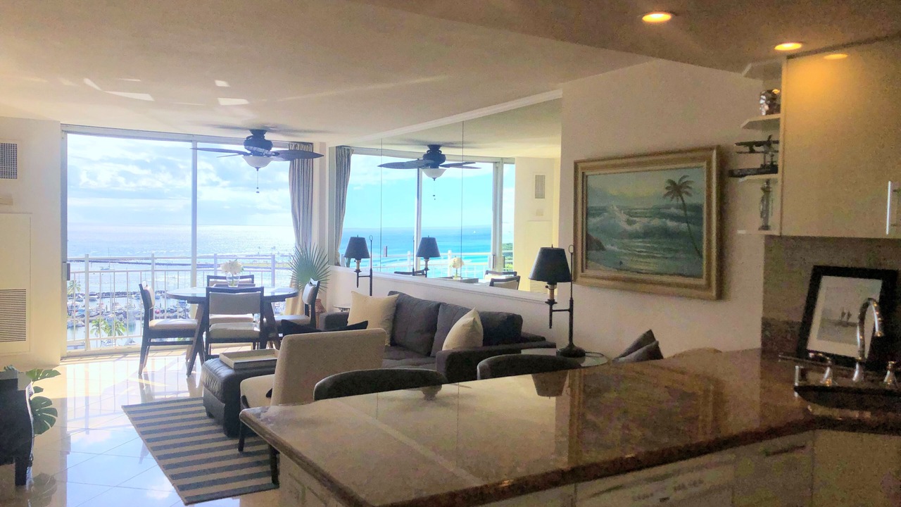 Photo of Livingroom in Waikiki