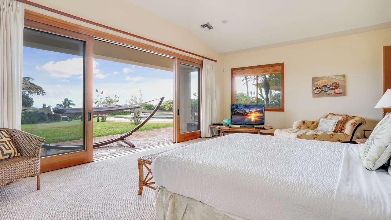 Photo of Bedroom in Historic Lahaina Front Street