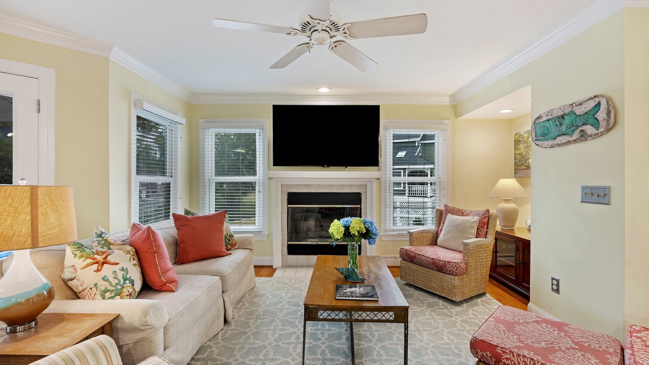 Photo of Livingroom in Pelican Bay