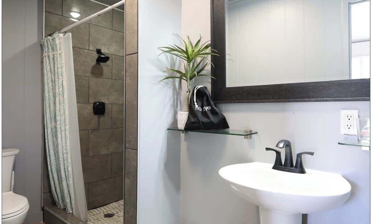 Photo of Bathroom in Ka'a'awa