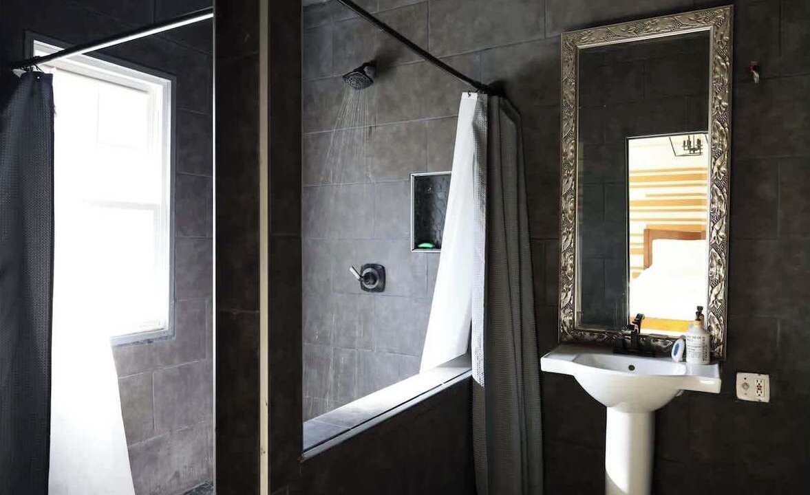 Photo of Bathroom in Ka'a'awa