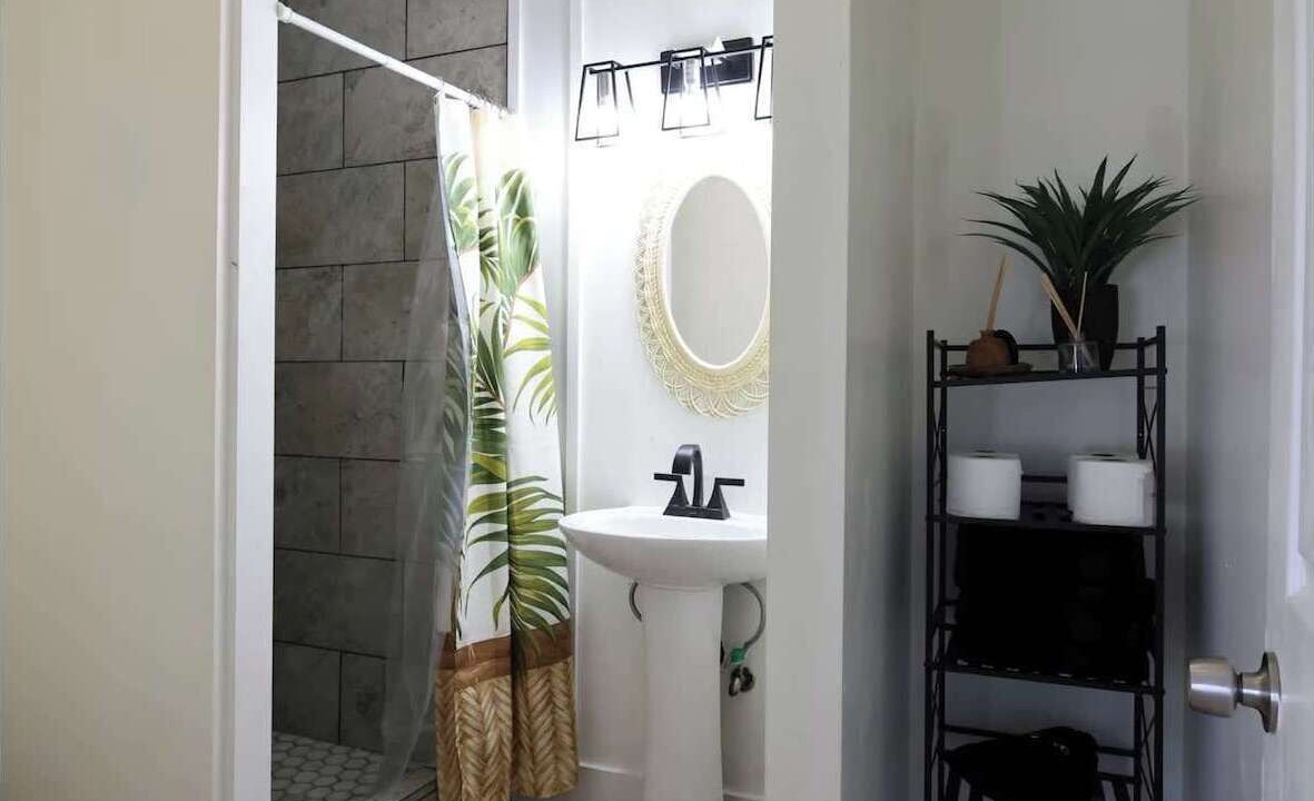 Photo of Bathroom in Ka'a'awa