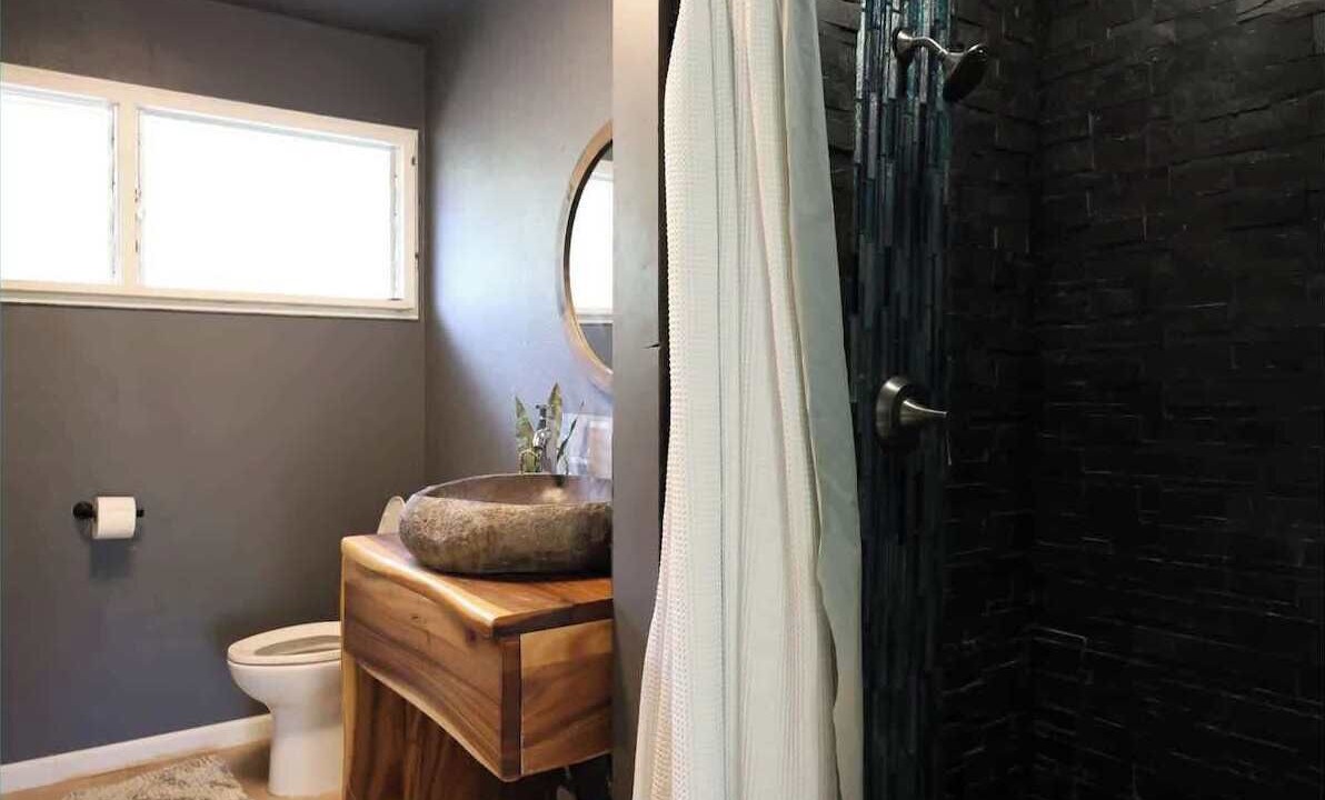 Photo of Bathroom in Ka'a'awa