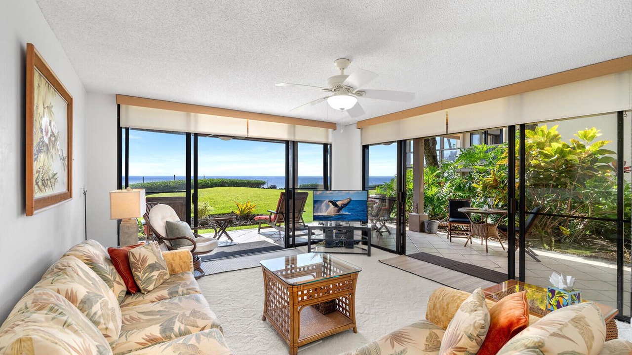 Photo of Livingroom in Kahaluu Bay