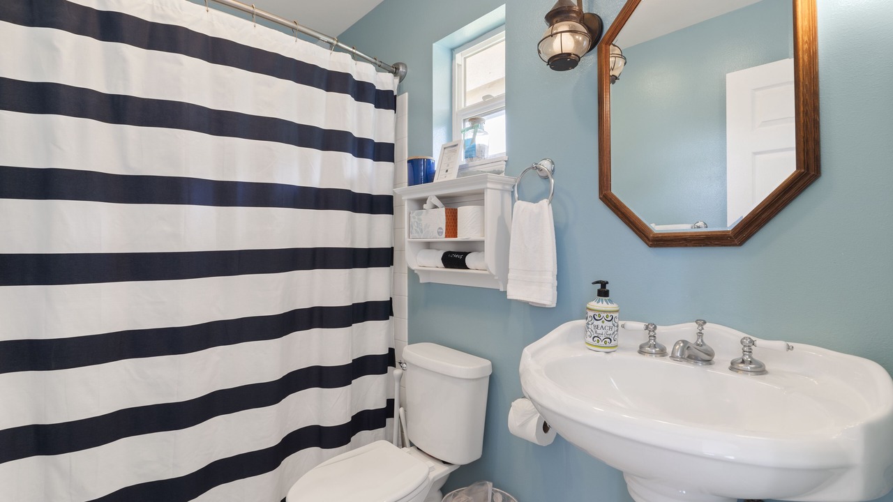Photo of Bathroom in Historic Lahaina Front Street