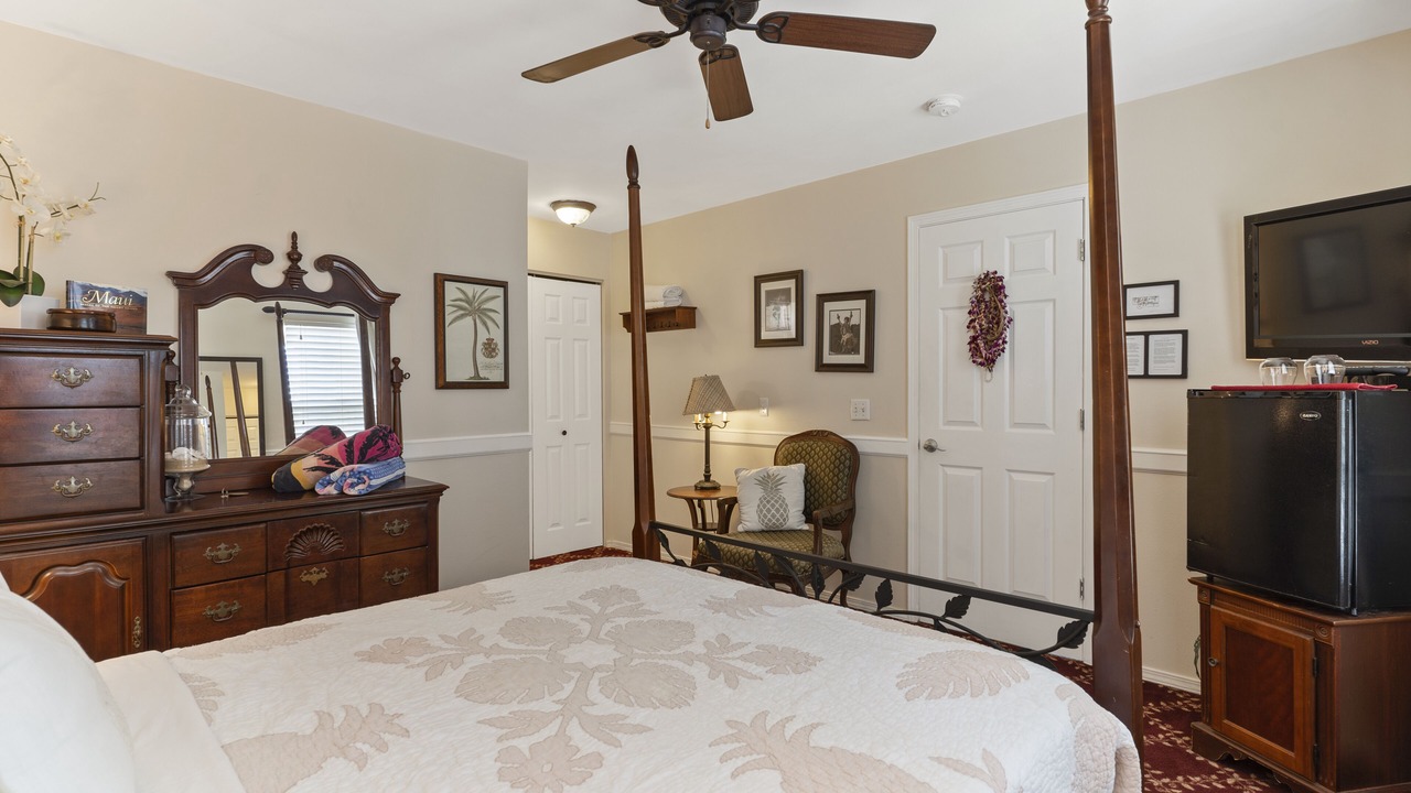 Photo of Bedroom in Historic Lahaina Front Street