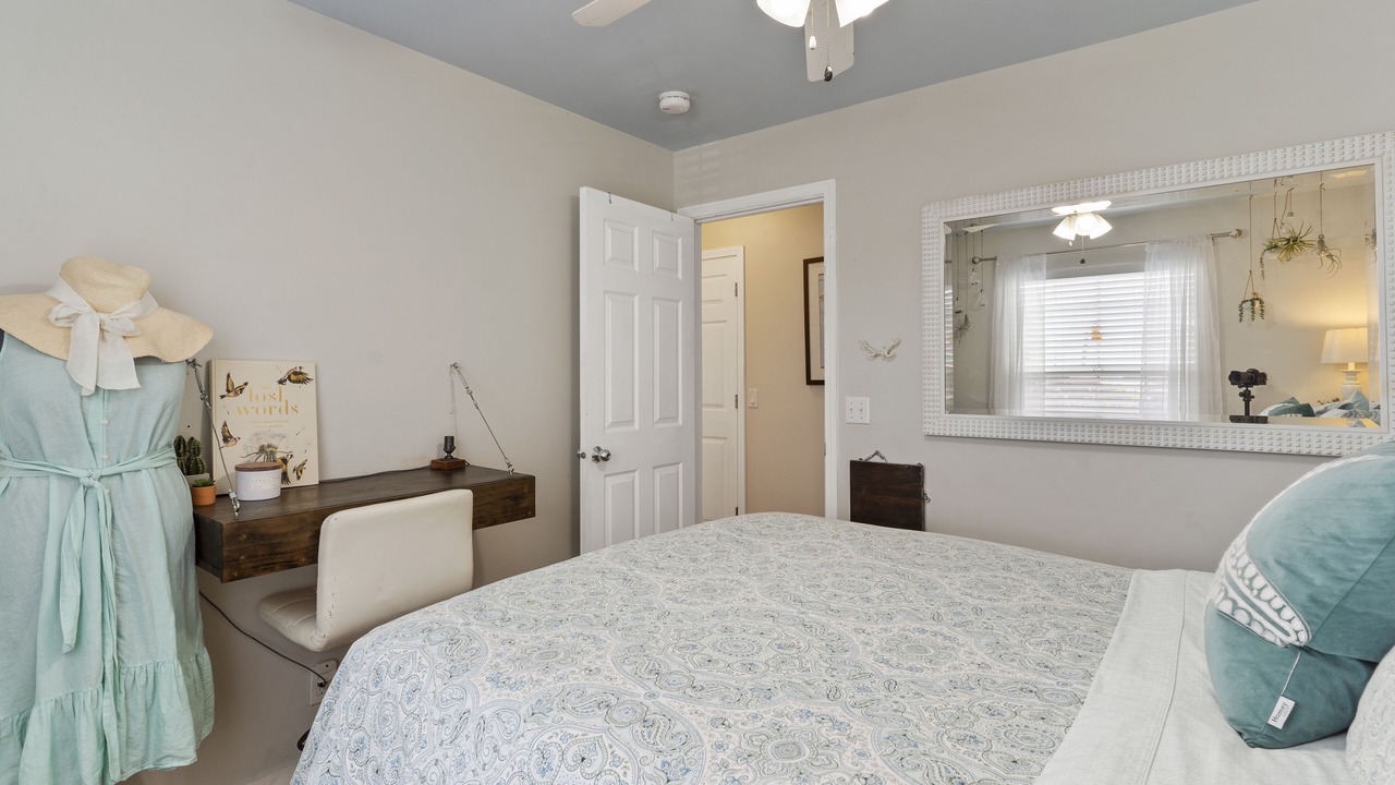 Photo of Bedroom in Historic Lahaina Front Street