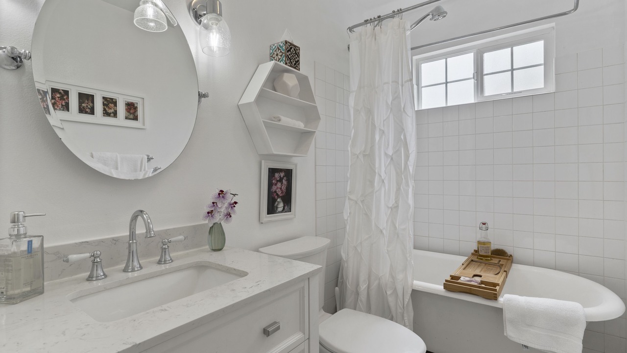 Photo of Bathroom in Historic Lahaina Front Street