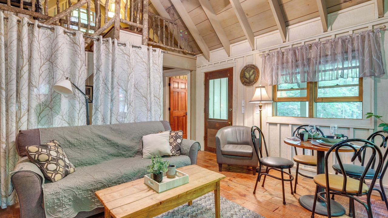 Photo of Livingroom in Cleveland