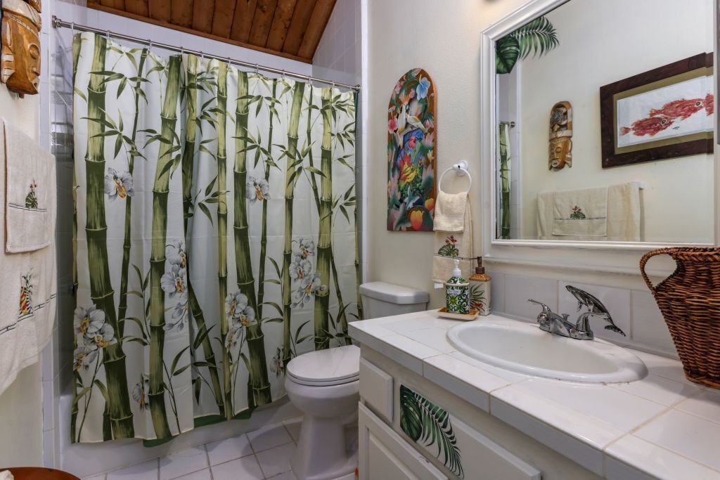 Photo of Bathroom in Kona Paradise