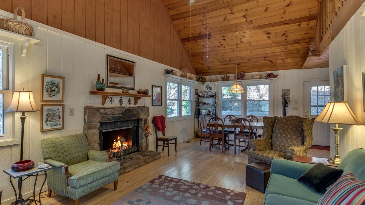 Photo of Livingroom in Saluda