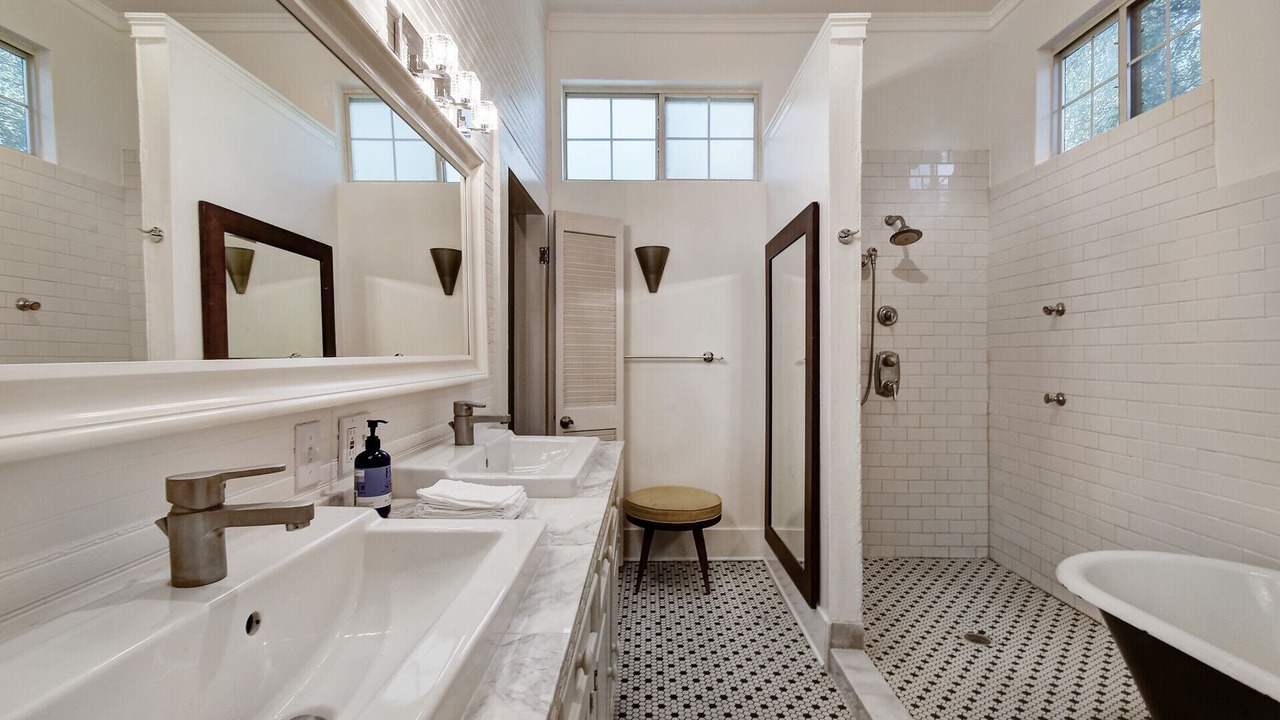 Photo of Bathroom in East Cesar Chavez