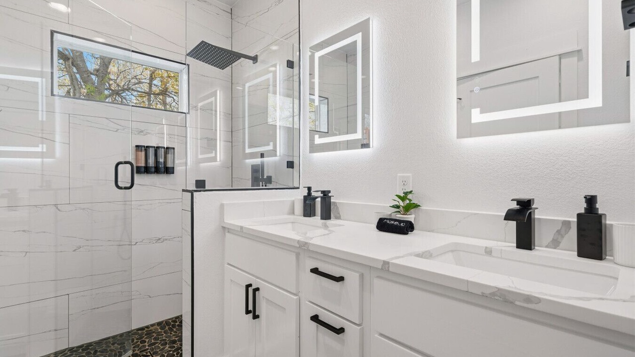 Photo of Bathroom in Montopolis