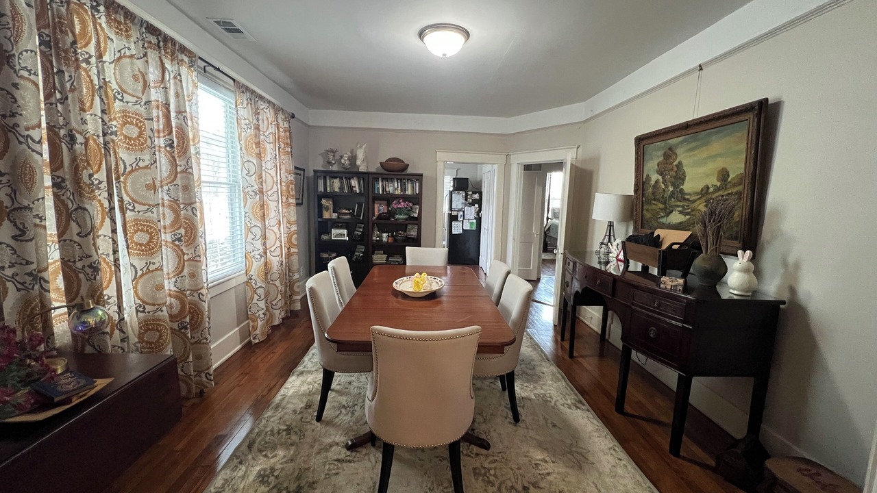 Photo of Livingroom in Thomas Square