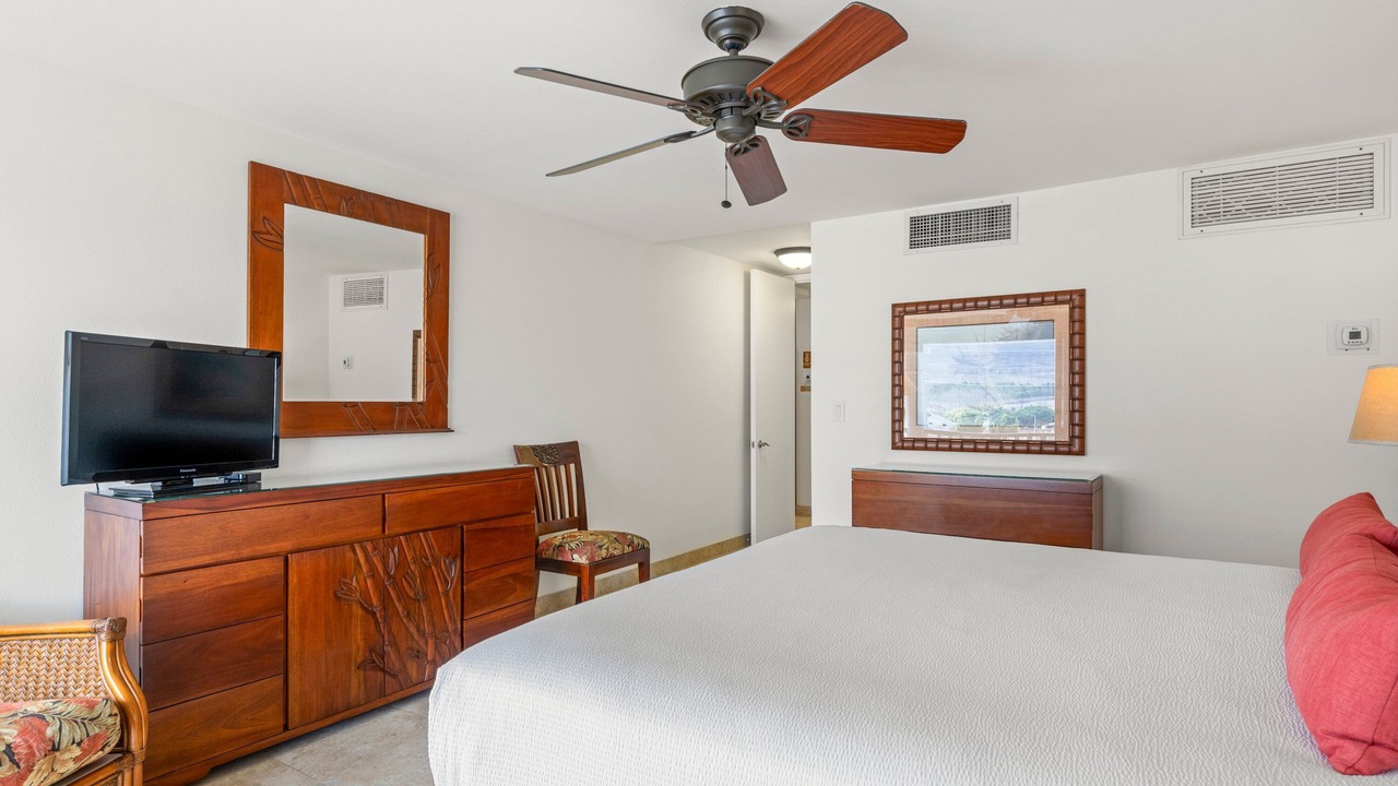 Photo of Bedroom in Historic Lahaina Front Street