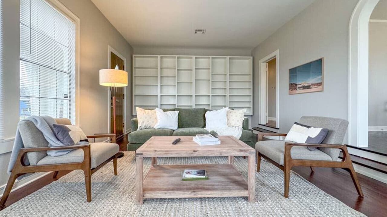 Photo of Livingroom in Austin Ave.