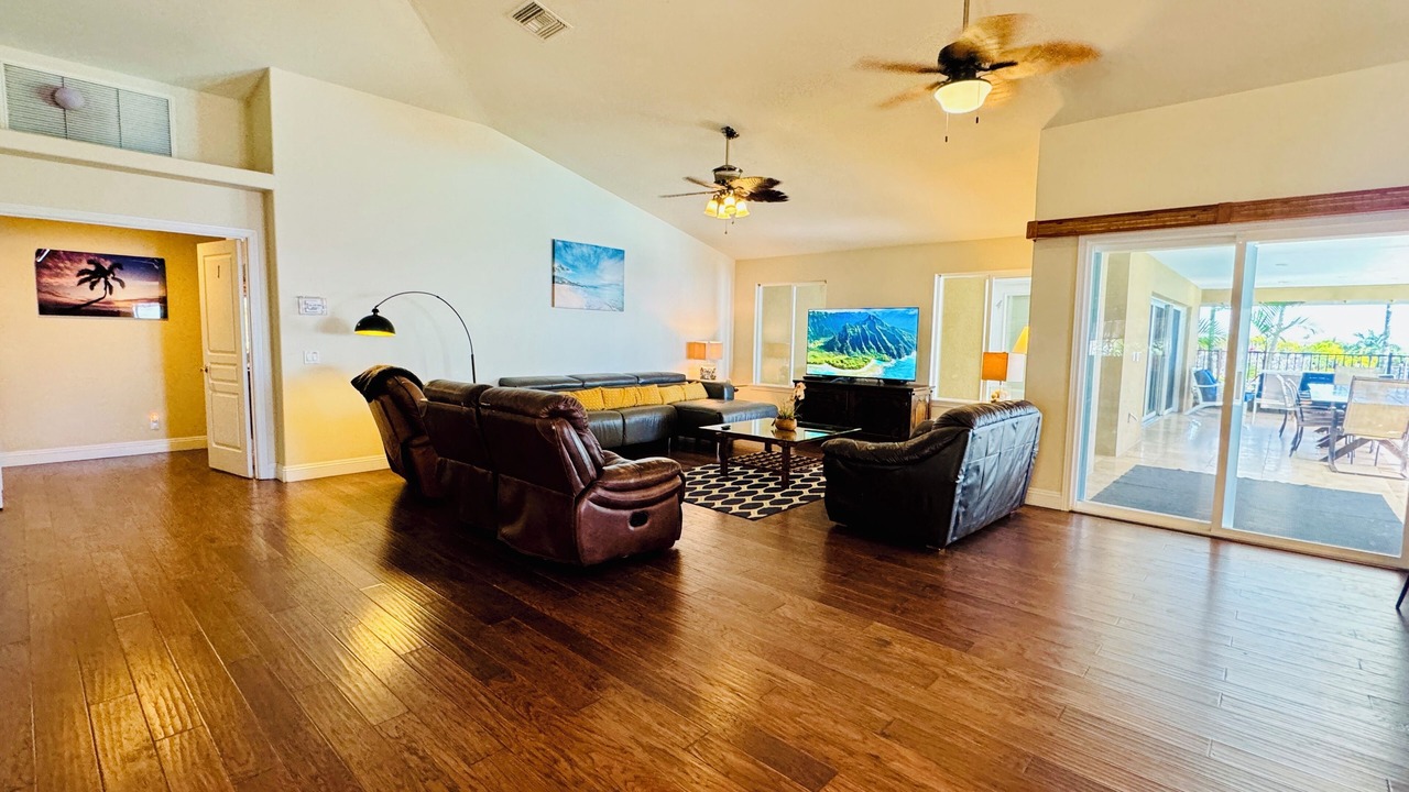 Photo of Livingroom in Kahaluu Bay