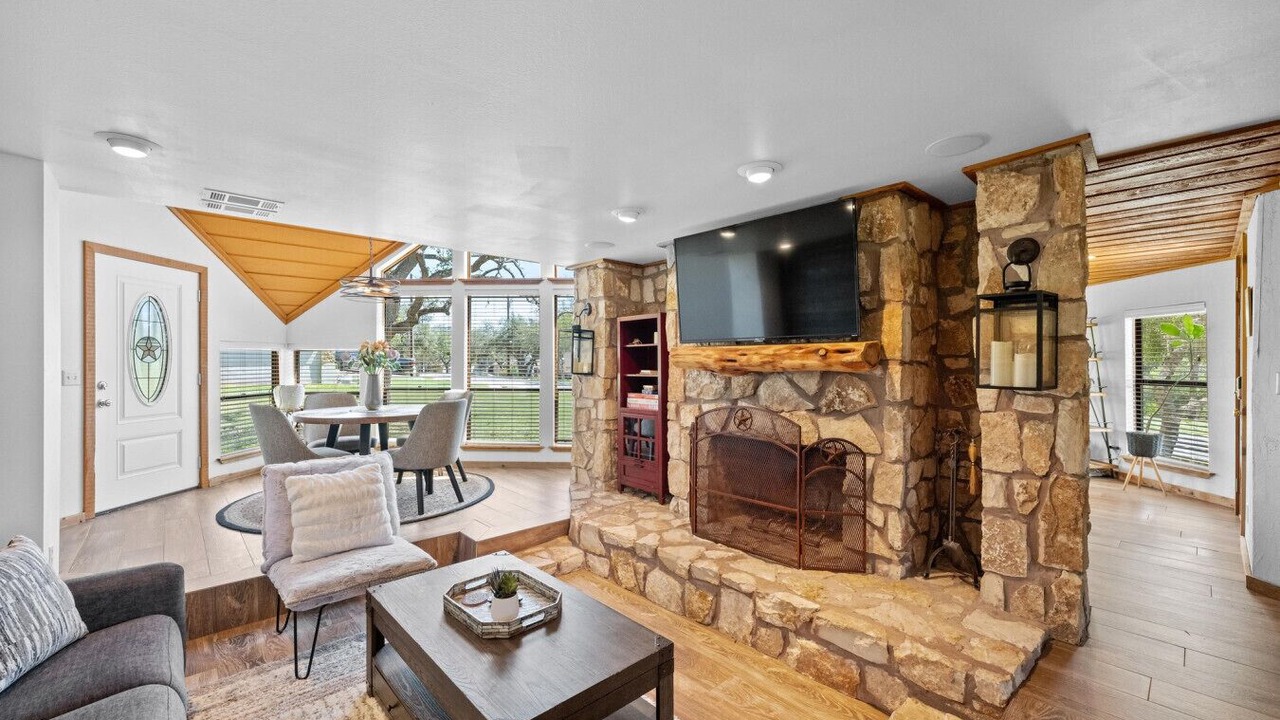 Photo of Livingroom in Spicewood