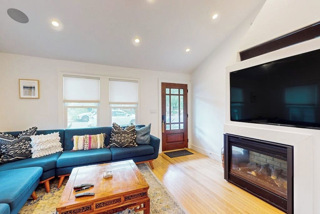 Photo of Livingroom in South River City