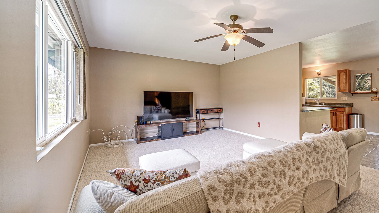 Photo of Livingroom in Ainaloa