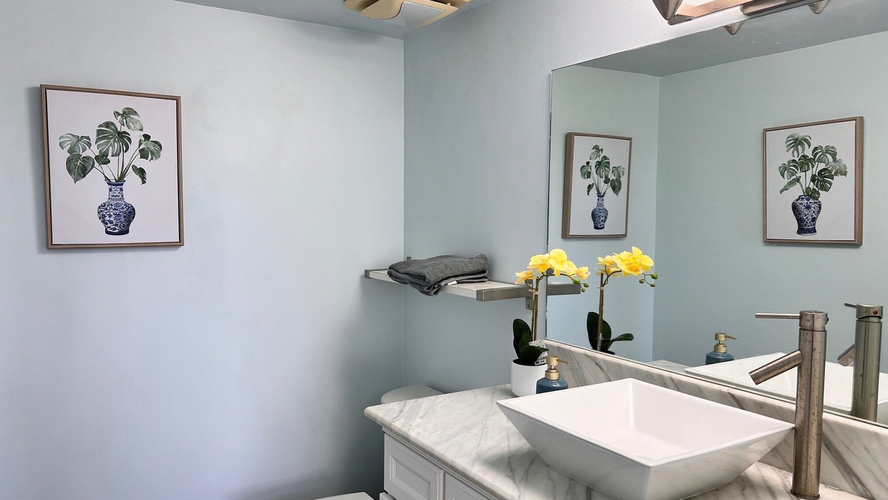 Photo of Bathroom in Downtown Honolulu