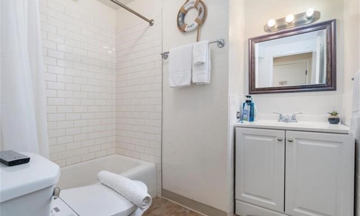 Photo of Bathroom in McCully - Moiliili